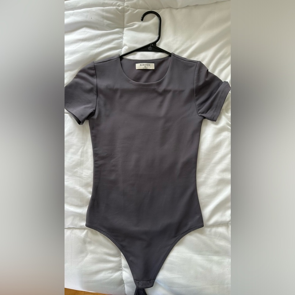 Aritzia babaton contour short sleeve bodysuit